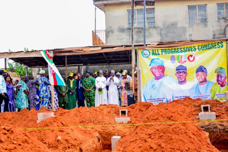 Babatunde Diya Lays Foundation for 16 Lock-Up Shops at Obu Odo Market, Odogbolu