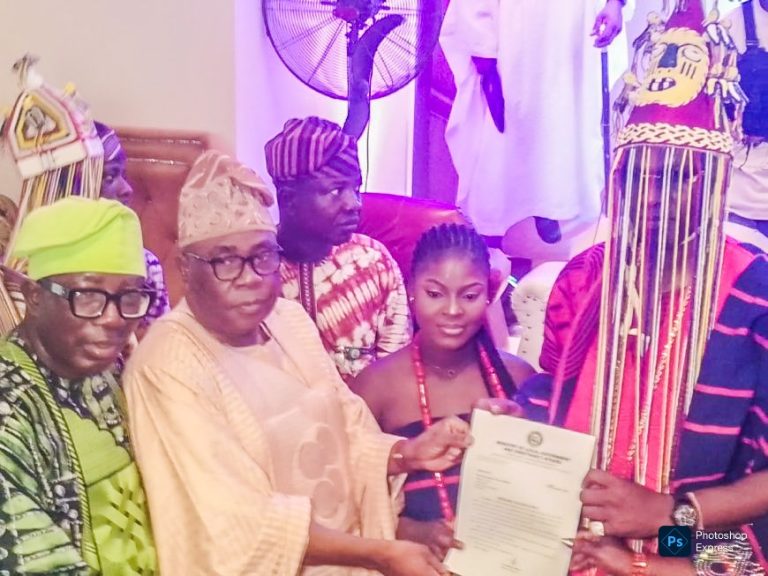 Alaperu: Abiodun Presents Staff of Office to Oba Adenaike, Calls for Peace and Unity in Iperu